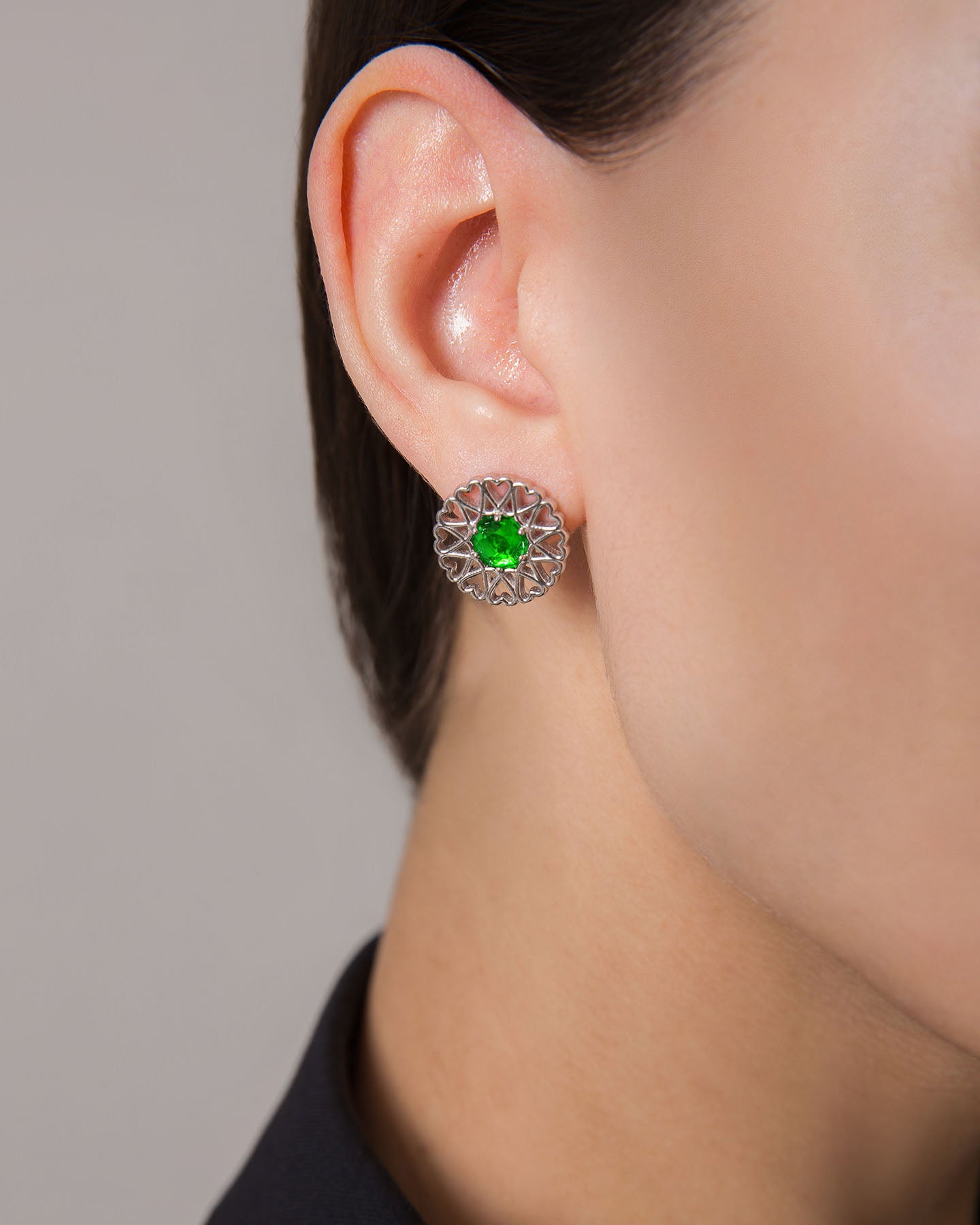 amoare twelve heart silver earring with emerald color cubic zirconia
